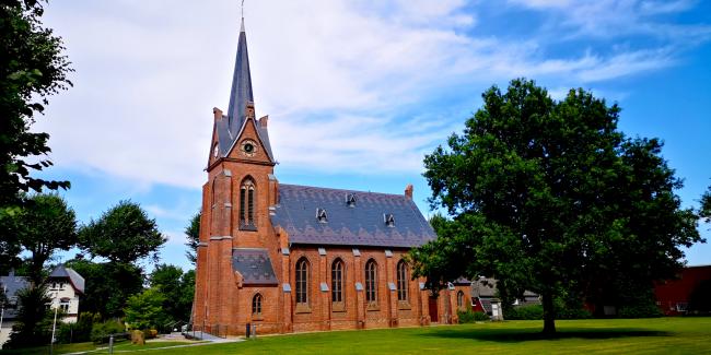 St. Anschar-Kirche mit Gemeindehaus (links)   <br/> Foto: Christian Kidon